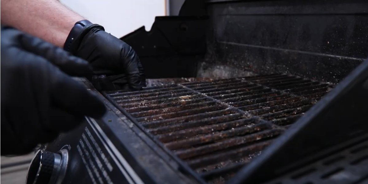 Grates in a used grill are covered in rust